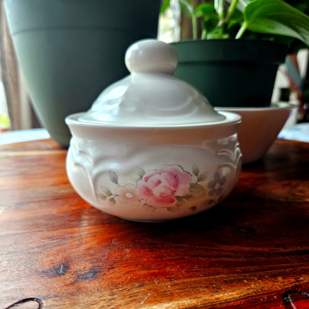 Pfaltzgraff Tea Rose Sugar bowl & lid
